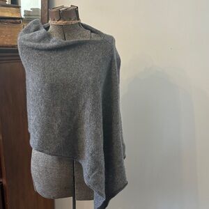 Cozy Women's Gray Cashmere poncho